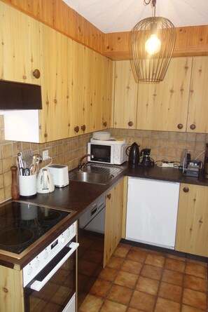 Geladeira, micro-ondas, fogão, cooktop