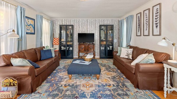 Een televisie, boeken en een kantoor