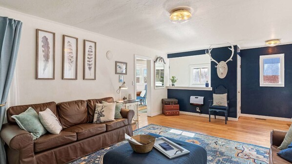 Fernseher, Bücher, Arbeitsbereiche