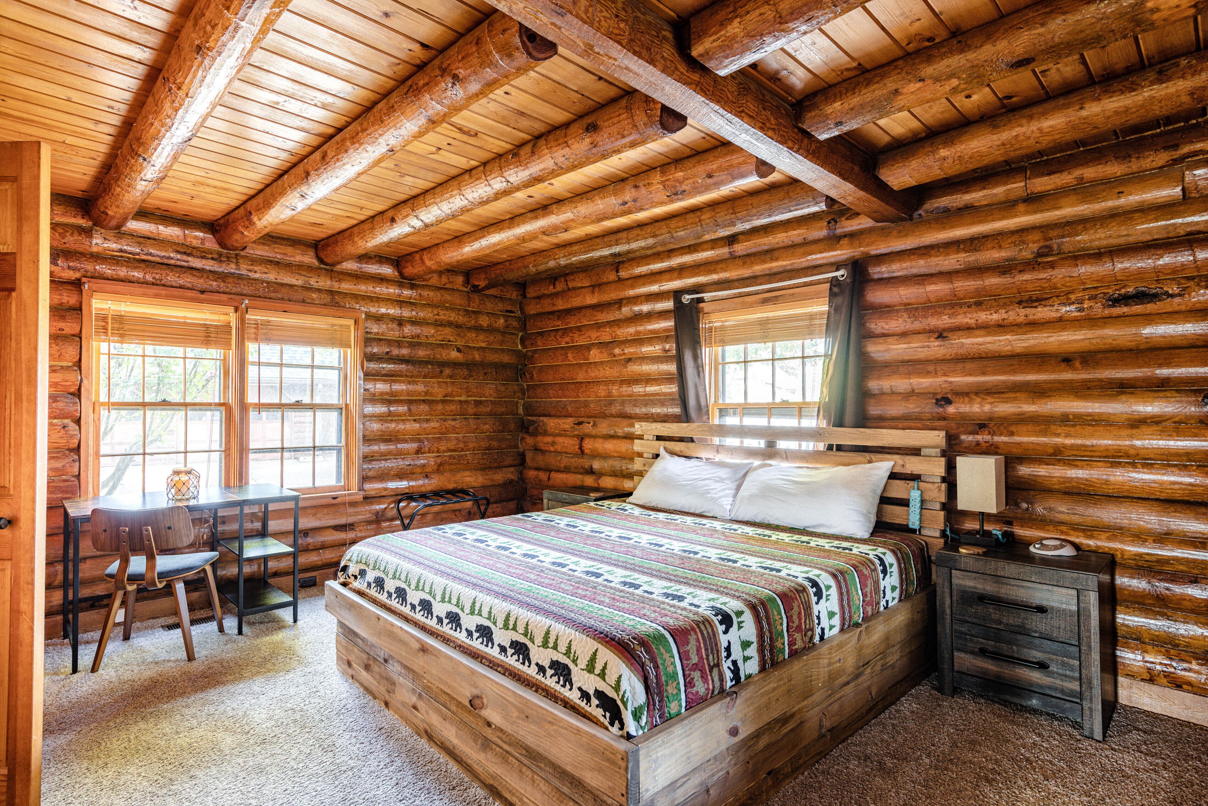 28 Min from Nashville Quiet Log Cabin W/Pool & Spa Sleeps 16