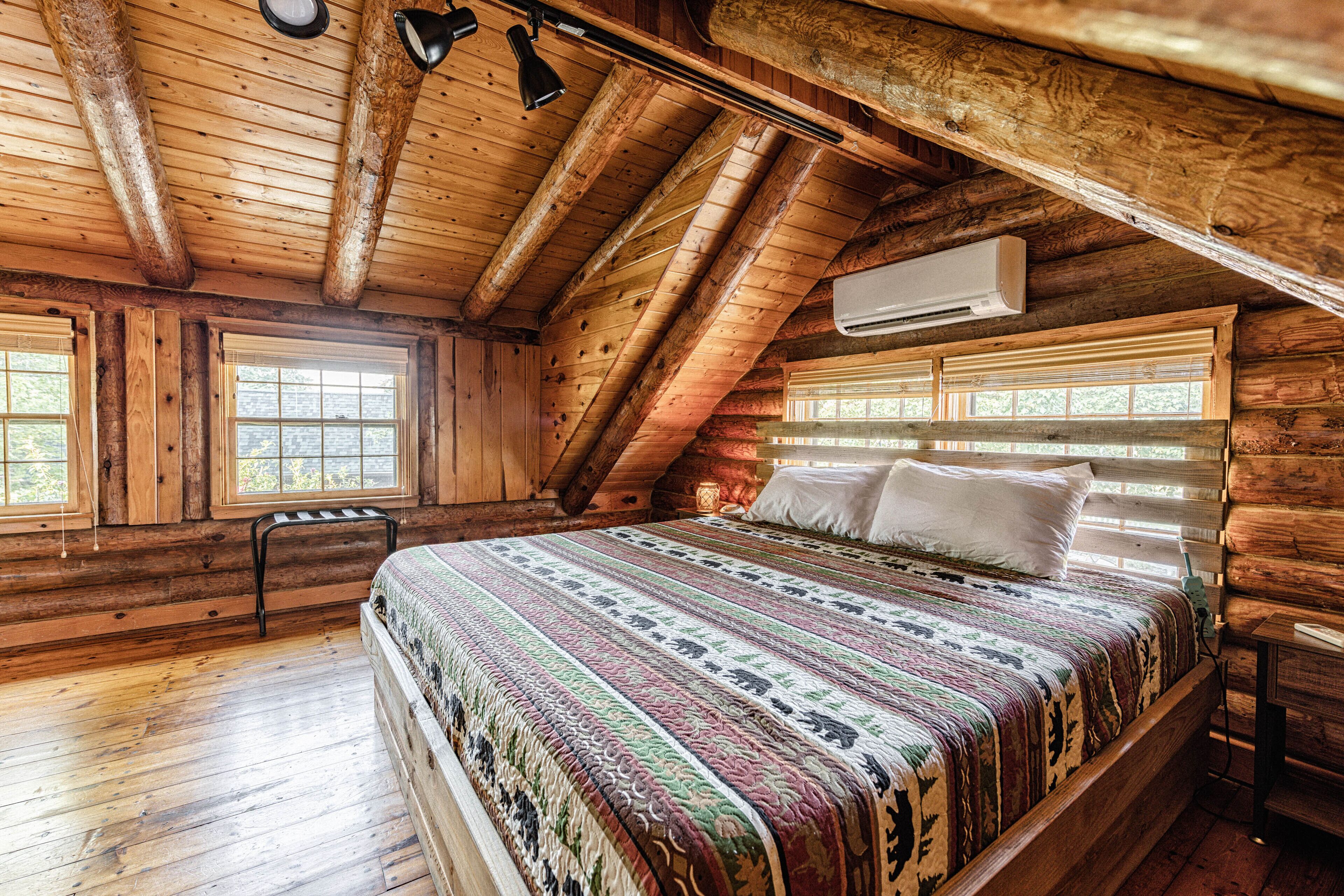 28 Min from Nashville Quiet Log Cabin W/Pool & Spa Sleeps 16