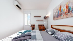 A bedroom with a bed, bedside tables, a desk, and a chair. - 1 bedroom gorgeous apartment in Zadar (Zadar)
