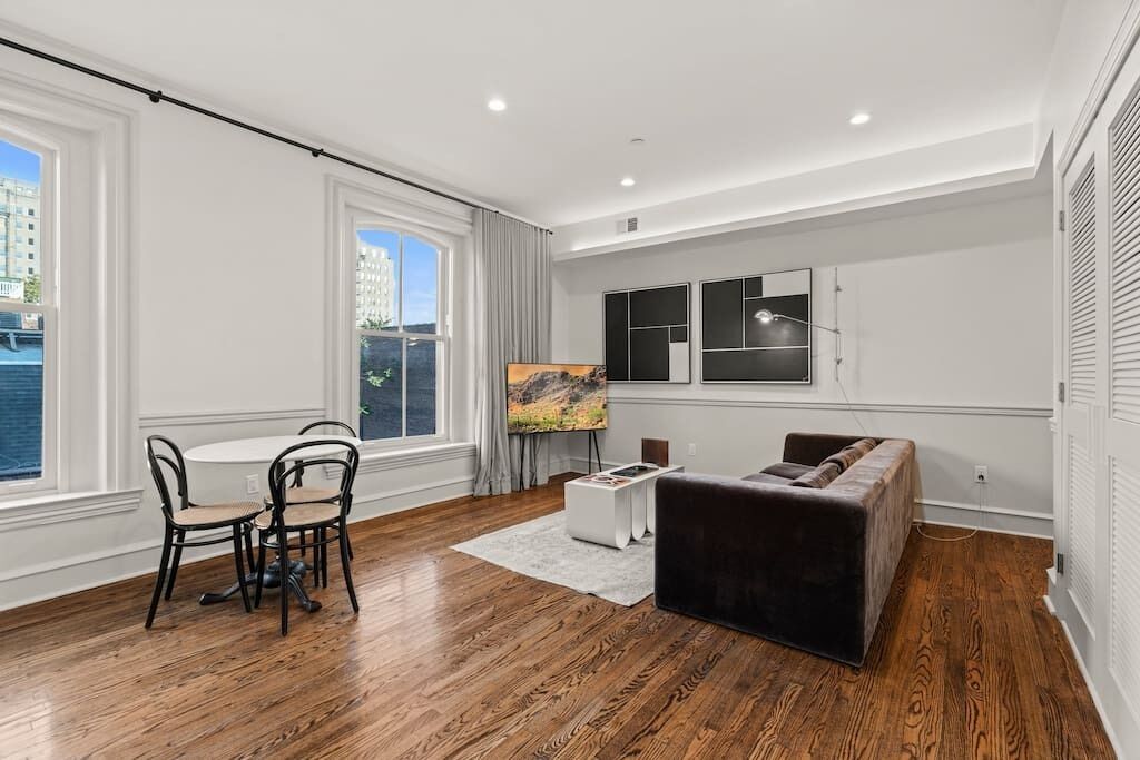 Televisión y oficina 