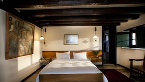 Deluxe Double Room | Peti besi dalam bilik, meja, langsir/tirai gelap terus, Wi-fi percuma 