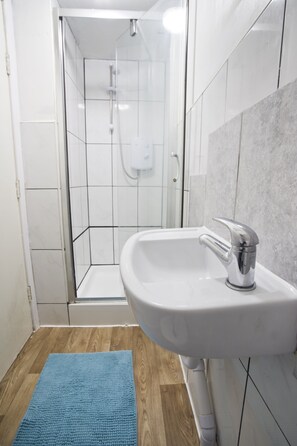 Bathroom - Short Stay Bristol - Church Apartment (Bristol)