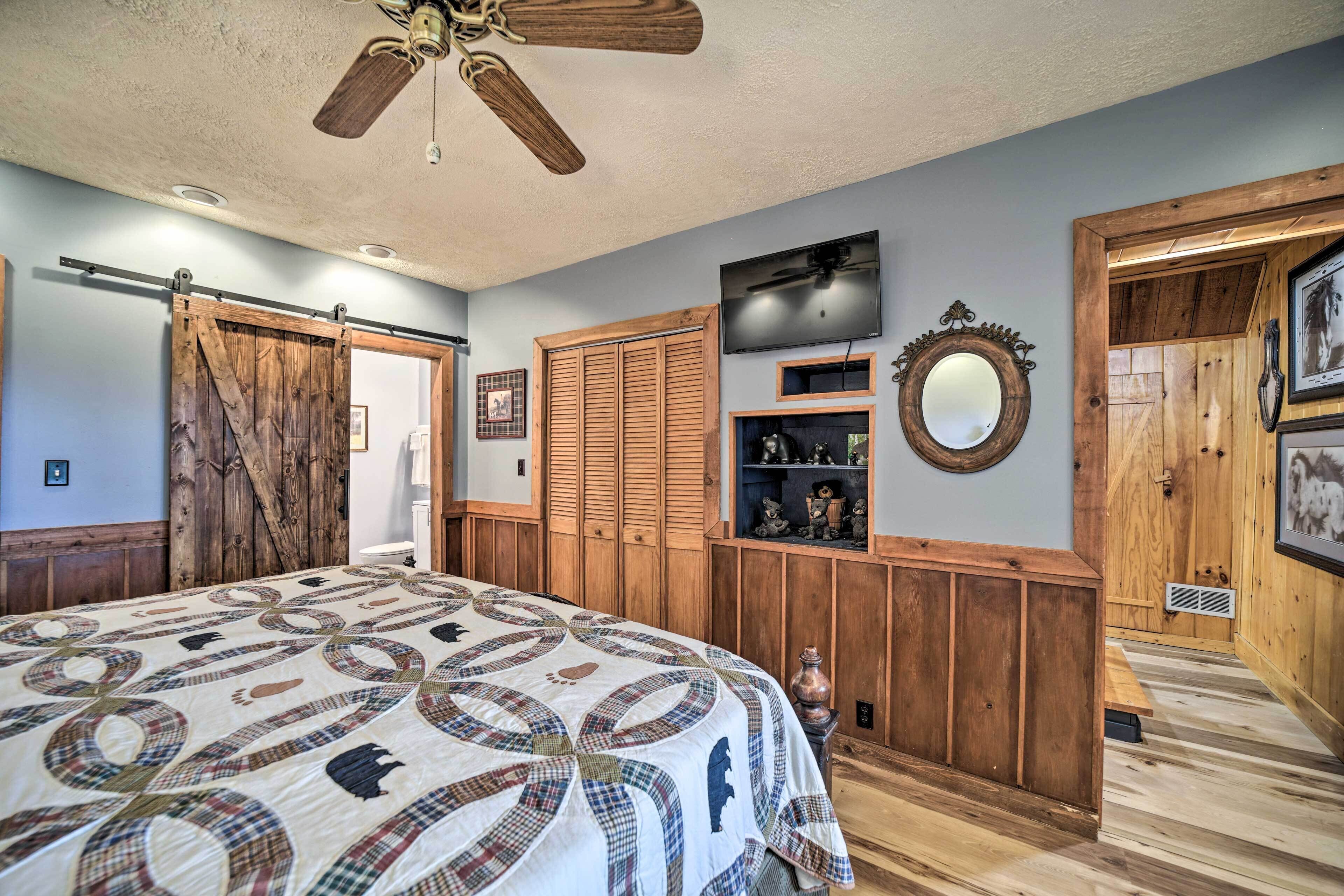 Bryson City Cabin w/ Hot Tub ~ 10 Mi to Dtwn!