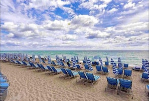 Plage, chaises longues, serviettes de plage