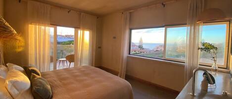 Dobbeltrom – superior, 1 queensize-seng, balkong, sjøutsikt | Strykejern/-brett, reiseseng for barn, wi-fi (inkludert) og sengetøy