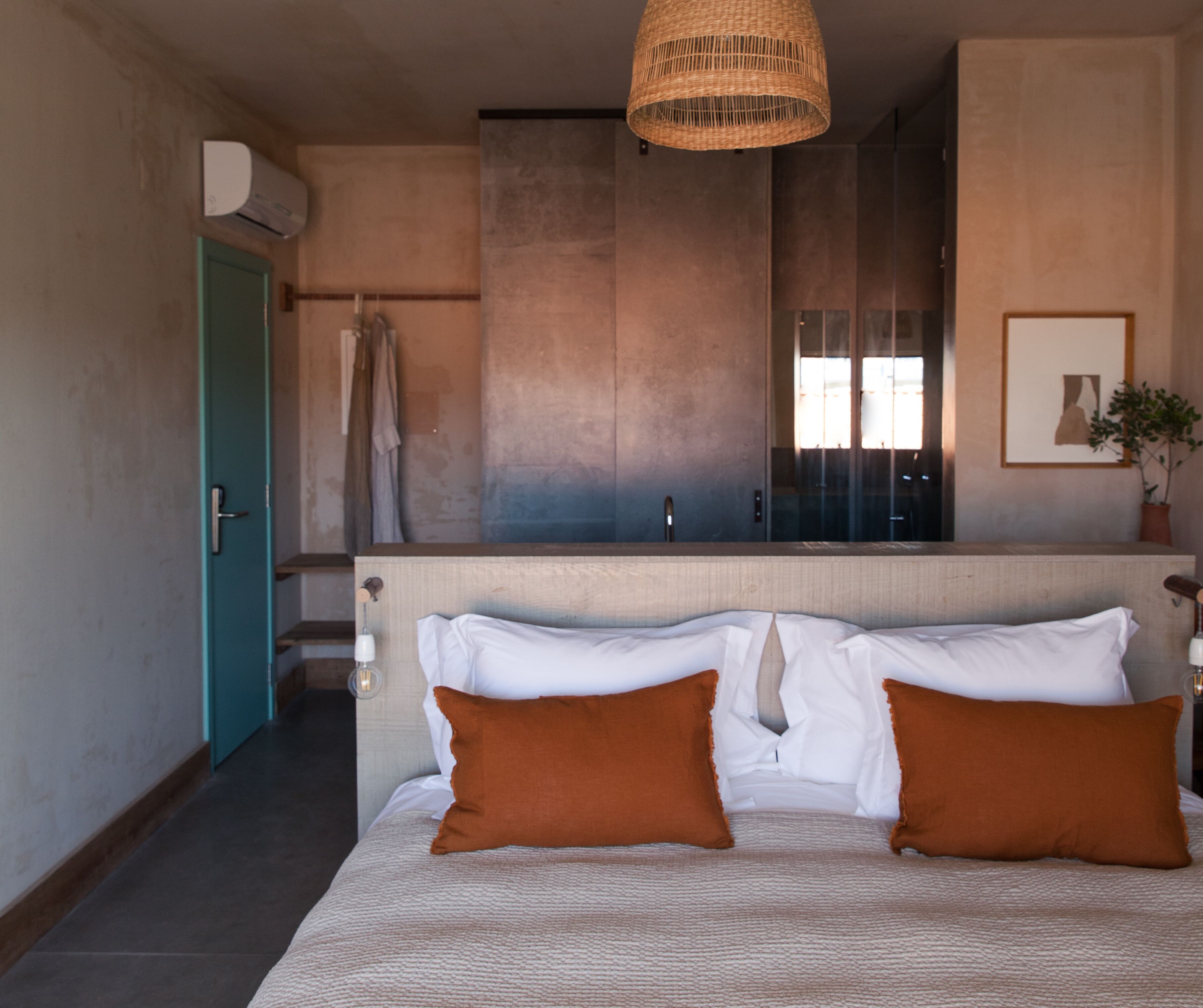 Habitación doble superior, 1 cama Queen size, balcón, vista al mar | Tabla de planchar con plancha, cuna de viaje y wifi gratis 