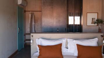 Habitación doble superior, 1 cama Queen size, balcón, vista al mar | Tabla de planchar con plancha, cuna de viaje y wifi gratis