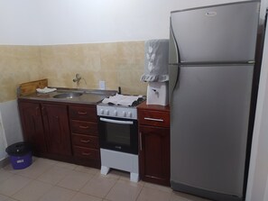 Refrigerador, horno, tetera/pava eléctrica, utensilios de cocina