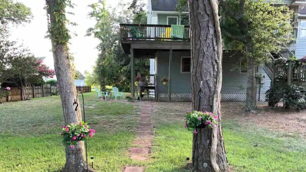 Un chemin menant à une maison dotée d’un balcon.
