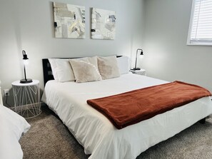 2 chambres, bureau, fer et planche Ă repasser, lit parapluie