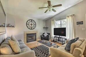 Smart TV, fireplace, books, stereo