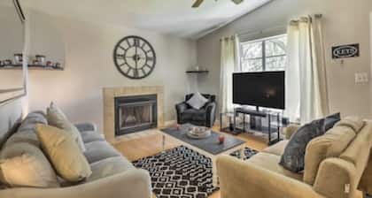 Amazing Pet-Friendly Condo with Pool Near Busch Gardens