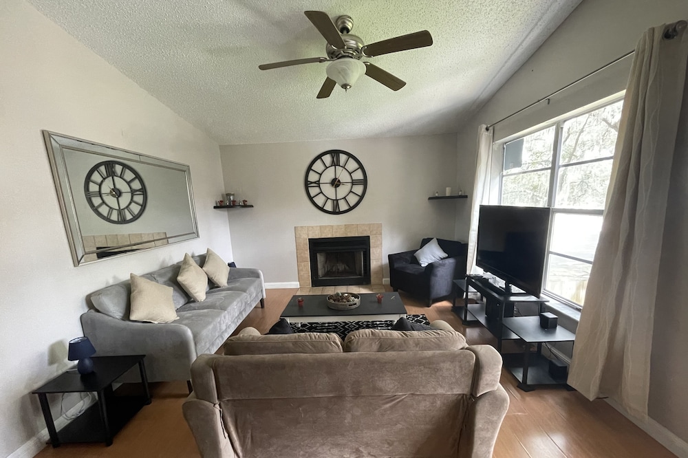 Pet Friendly Condo w/ Pool Near Busch Gardens