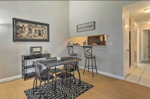 Dining - Amazing Pet-Friendly Condo with Pool Near Busch Gardens (Tampa)