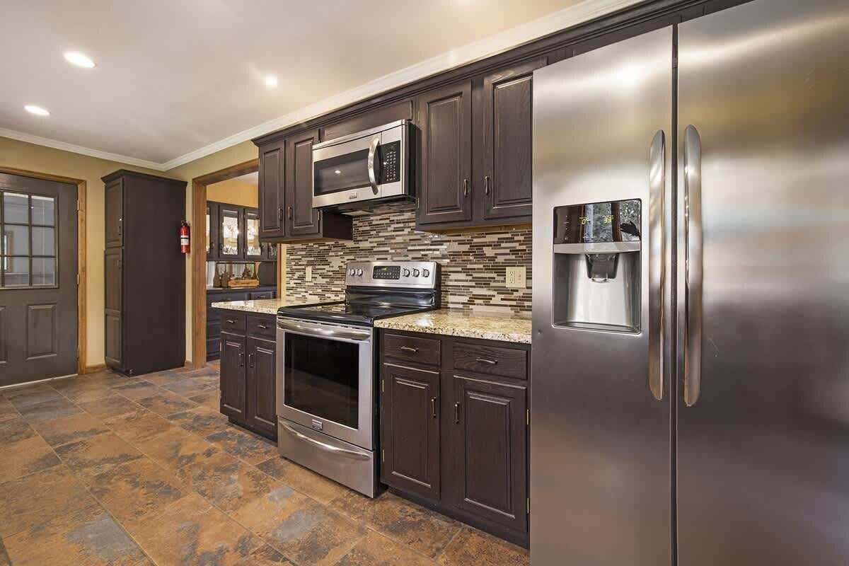 Kjøleskap, mikrobølgeovn, ovn og kokeplater