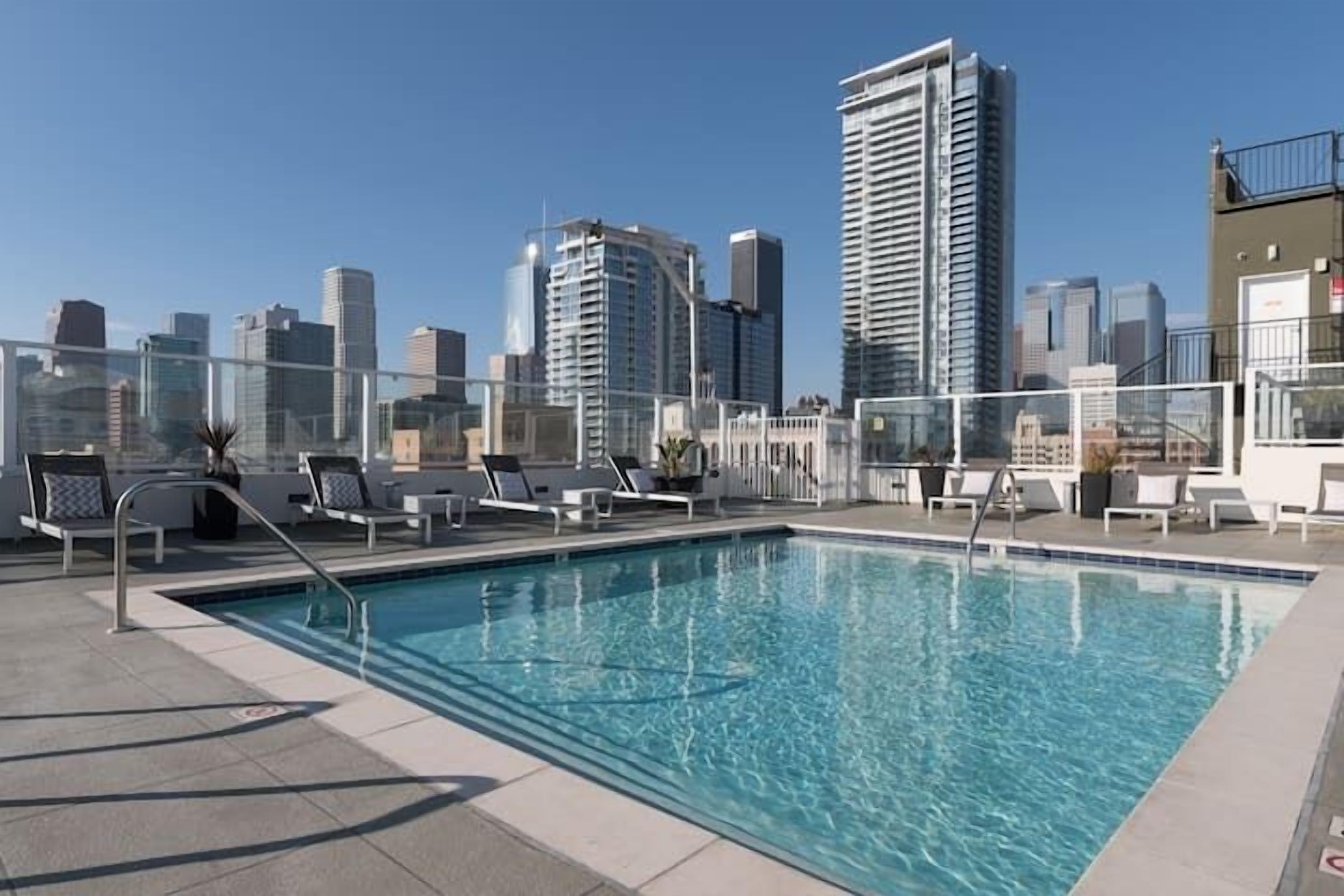 T-Luxury Condo-Free Parking-Rooftop Pool & Spa