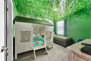 A room with a bunk bed, a desk with a keyboard, and a green wall. - S-StoreyLake 9BR Sleeps 26 w/pool 5mil to Disney (Osceola County)