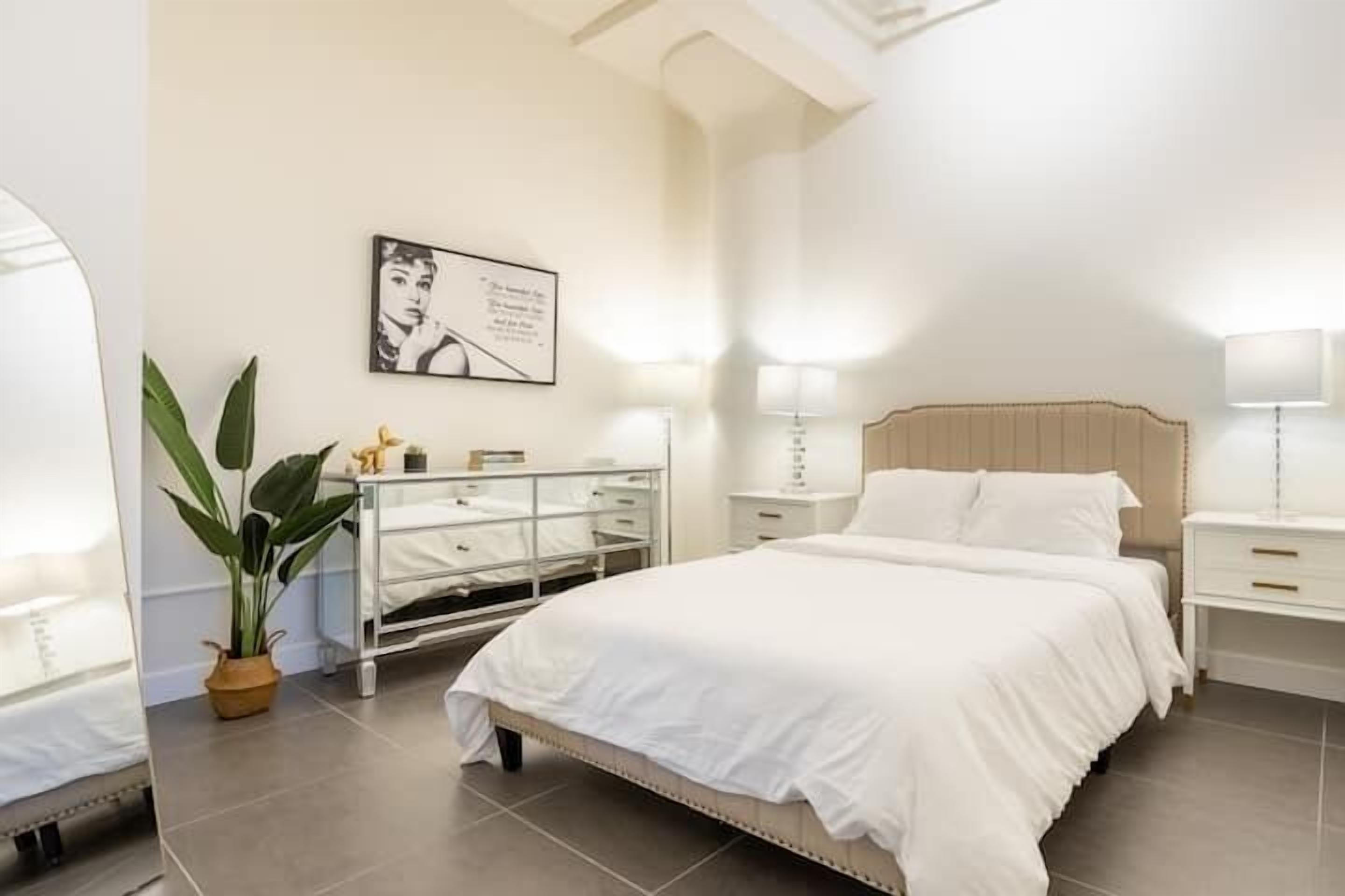 R-Glam Chic Condo-City Views-Rooftop Pool & Spa