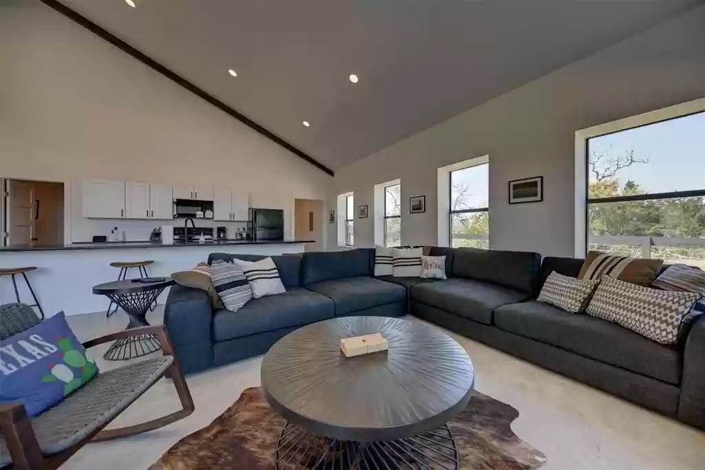 L Star Ranch Modern Barndominium - 15 minutes from Round Top!