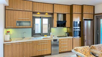 Fridge, stovetop, dishwasher, coffee/tea maker