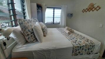 Casa de diseño | 2 dormitorios, caja fuerte, cuna de viaje y ropa de cama