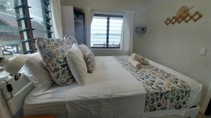 Rumah Desain | 2 kamar tidur, brankas, tempat tidur bayi, dan seprai linen