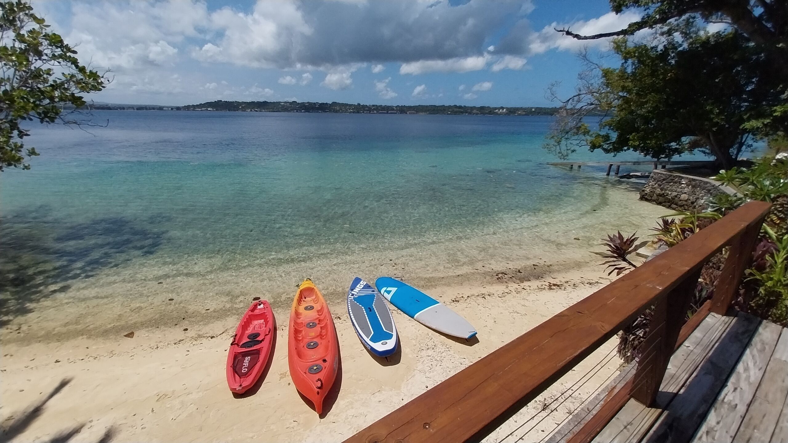 Privat strand, strandhåndklær, snorkling og kajakkpadling