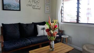 Hus – design | Oppholdsområde | En 48-tommers LCD-TV med Parabol-TV samt Netflix og DVD-spiller