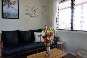 Casa de diseño | Zona de estar | Televisión LCD de 48 pulgadas con canales por satélite, Netflix