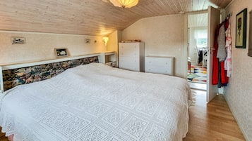 3 bedrooms, bed sheets
