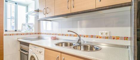 Een koelkast, een kookplaat, een koffiezetapparaat/waterkoker