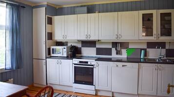 Kühlschrank, Geschirrspüler, Wasserkocher mit Kaffee-/Teezubehör