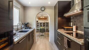 Four, plaque de cuisson, lave-vaisselle, cafetiĂšre/bouilloire