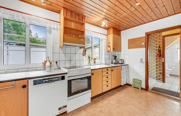 Refrigerador, parrilla de estufa, lavavajillas y cafetera y tetera 