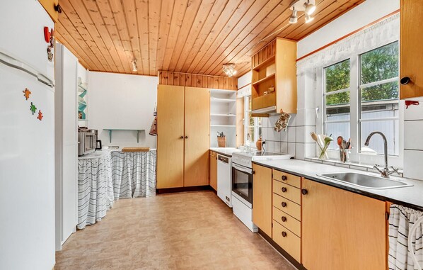 Kjøleskap, kokeplater, oppvaskmaskin og kaffetrakter/tekoker