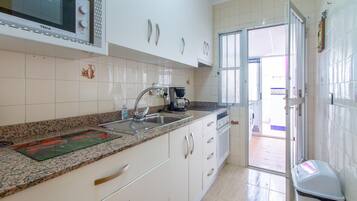 Een koelkast, een oven, een kookplaat, een vaatwasser