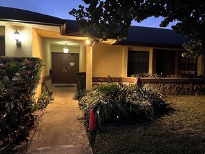 Property grounds - Entire Waterfront Roomy 3/2 Huge Backyard Home Great for Family or Working group (Coconut Creek)