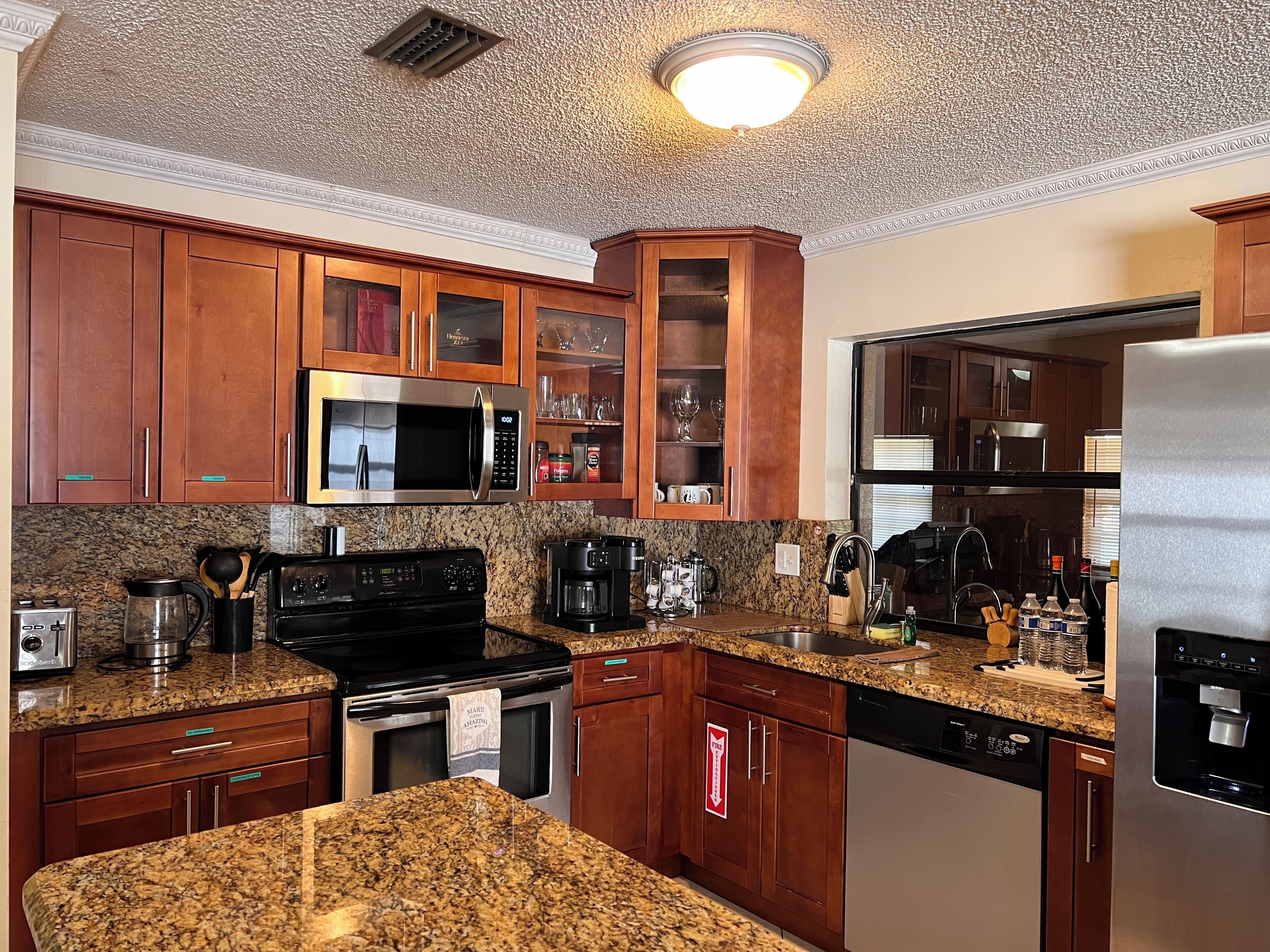 Coffee/tea maker, fridge, microwave, oven