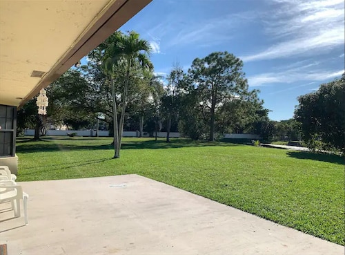 Entire Vacation Waterfront 3/2 home, Huge Backyard for Family or Remote working
