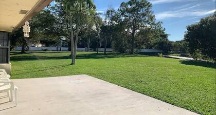Entire Vacation Waterfront 3/2 home, Huge Backyard for Family or Remote working