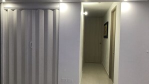 A hallway with a sliding door on the left and a door on the right. - Amazing Condo with Pool - Magnífico Condo con Piscina (Yumbo)