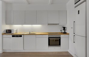 Frigorífico, placa de cocina, lavavajillas y cafetera o tetera