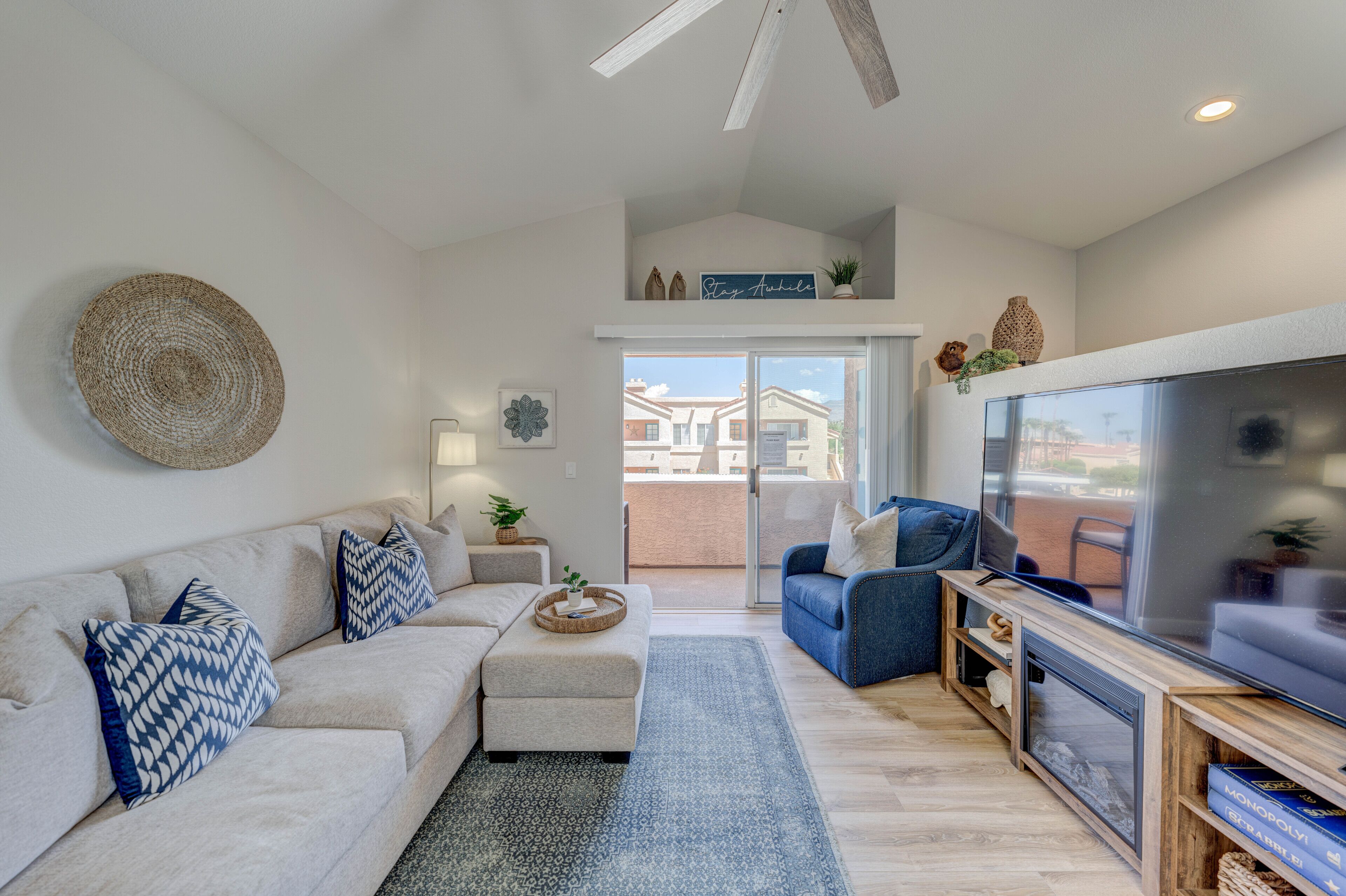 Televisie en een open haard