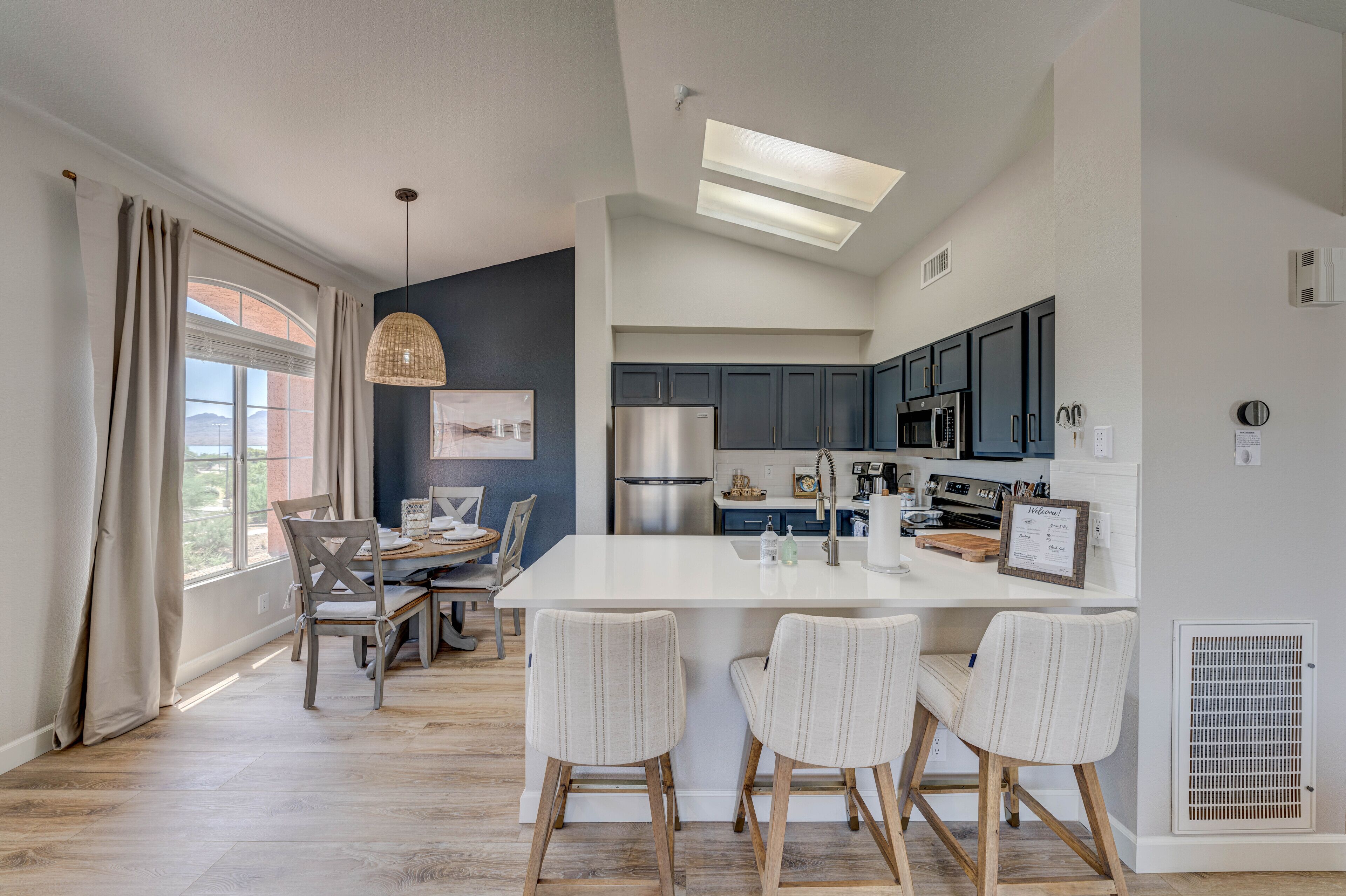 Jääkaappi, mikroaaltouuni, uuni, liesi