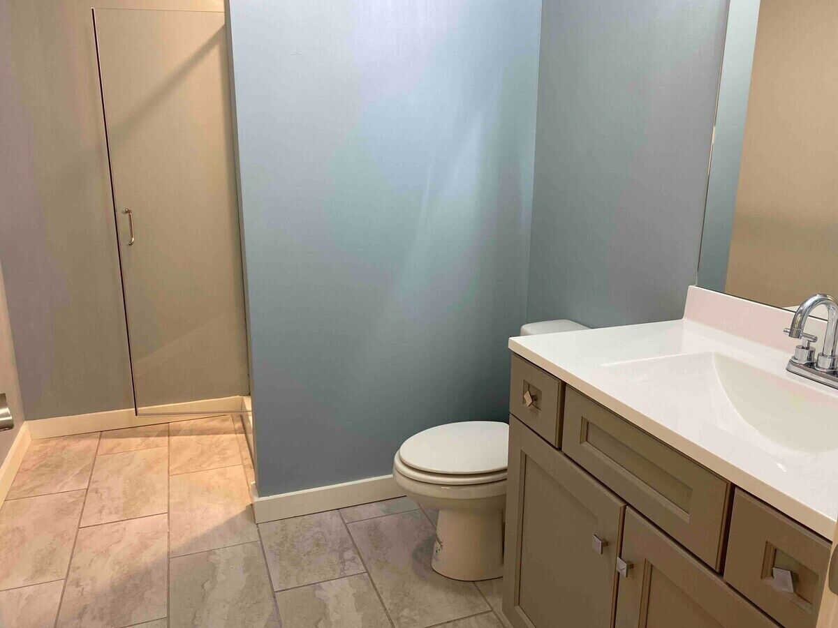 201 New downtown living - king & full Wi-Fi