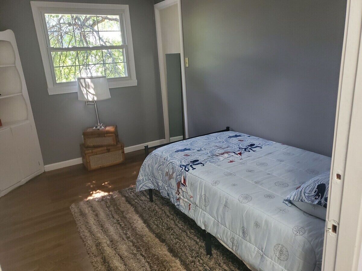 Comfortable Cozy Walk to CAMC King WiFi Remodeled