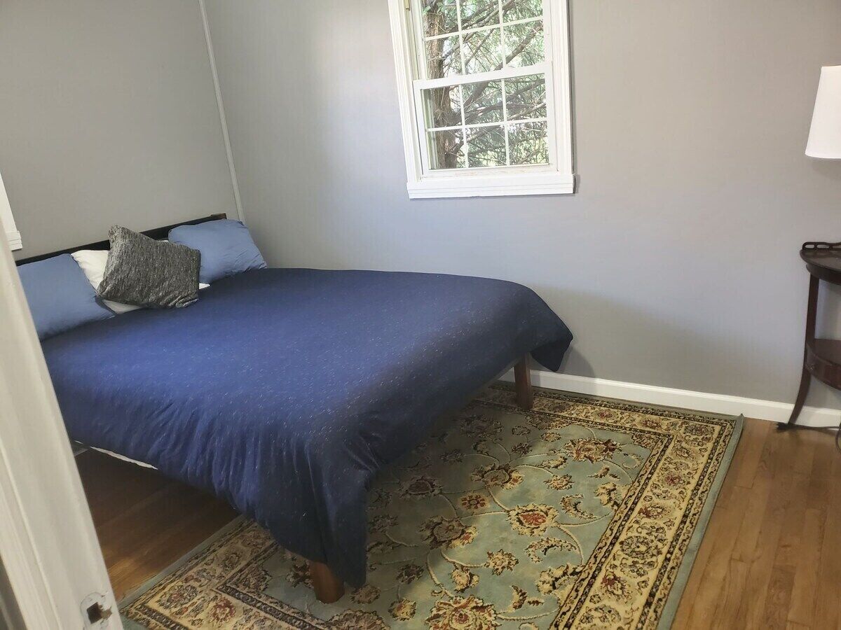 Comfortable Cozy Walk to CAMC King WiFi Remodeled